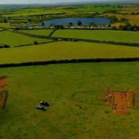 Angleterre - Vue aérienne du site de la plus grande ferme anglo-scandinave de Grand-Bretagne découverte dans le comté de Cumbria - Photo Grampus Heritage & Training