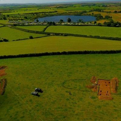 Angleterre - Vue aérienne du site de la plus grande ferme anglo-scandinave de Grand-Bretagne découverte dans le comté de Cumbria - Photo Grampus Heritage & Training