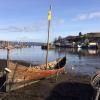 Écosse - Freydis, réplique d'un bateau viking, dans le port de Tarbert - Photo: The Isthmus - Café de Tarbert