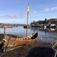 Écosse - Freydis, réplique d'un bateau viking, dans le port de Tarbert - Photo: The Isthmus - Café de Tarbert