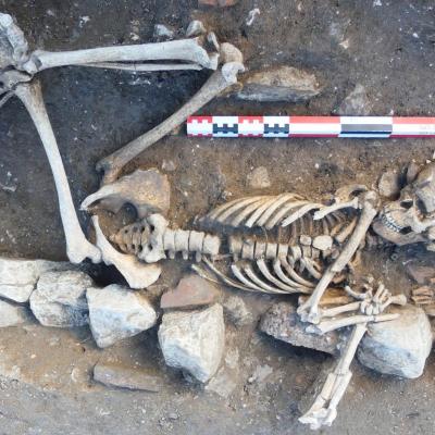 France- Individu inhumé sur le site de la Flotte-en-Ré dans une position inhabituelle, tête au sud avec un collier de perles et un bassin en fer - Photo: Yohan Manthey/ Inrap