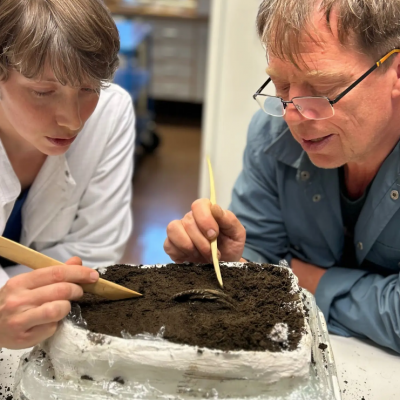 Norvège - La conservatrice Hege Ingjerd Hollund et l'archéologue Volker Demuth au chevet du trésor de l'Âge viking en argent découvert à Årdal - Photo: Anniken Celine Berger