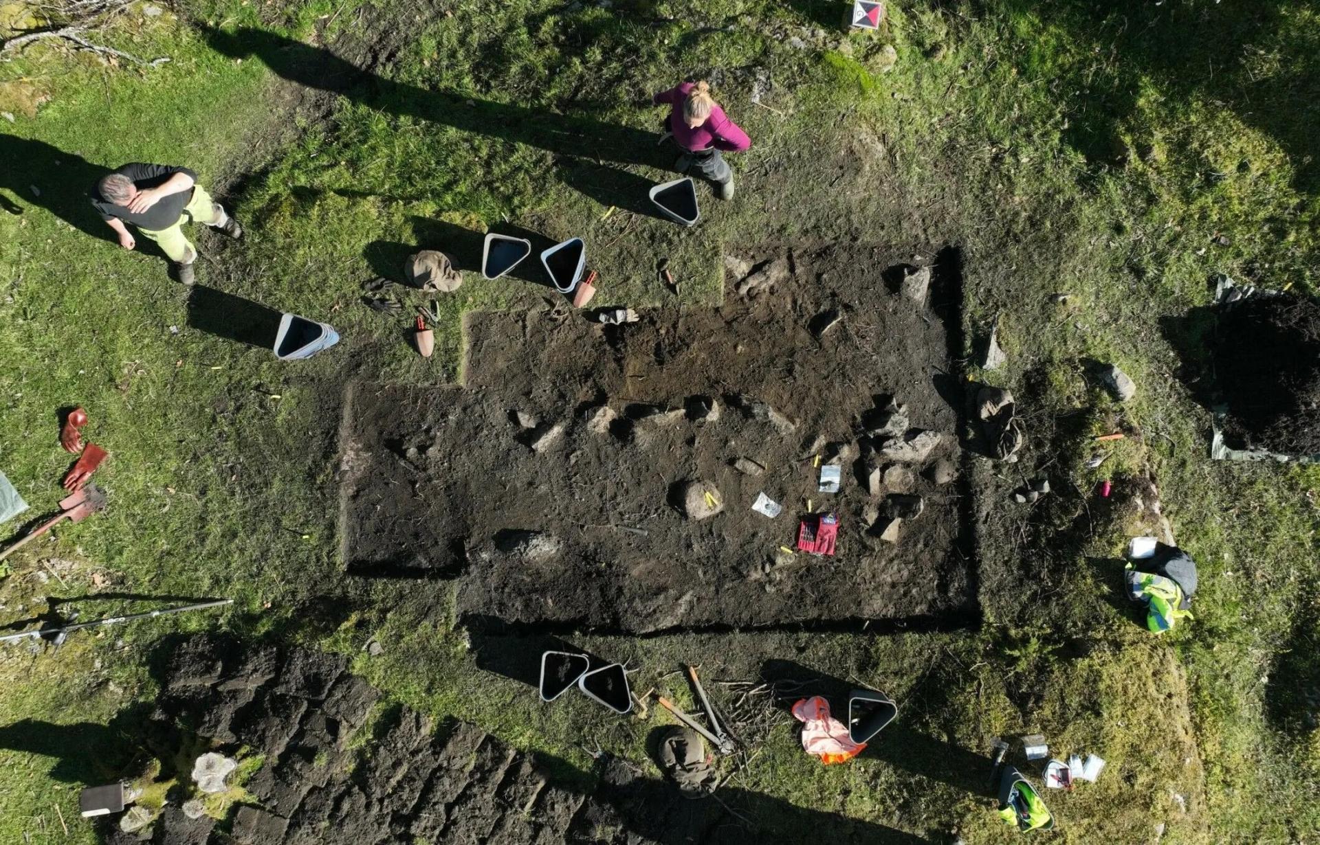 Norvège - La sépulture naviforme est l'une des 3 tombes de l'Âge Viking mises au jour sur le site de Skumsnes, à Fitjar - Photo: Musée universitaire de Bergen