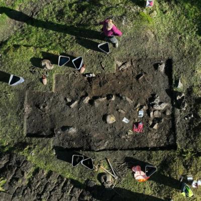 Norvège - La sépulture naviforme est l'une des 3 tombes de l'Âge Viking mises au jour sur le site de Skumsnes, à Fitjar - Photo: Musée universitaire de Bergen