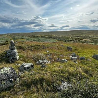 Norvège - Vestiges d'un refuge en pierre et en tourbe utilisé à l'Âge Viking dans le parc national du Hardangervidda - Photo: Marianne Vedeler