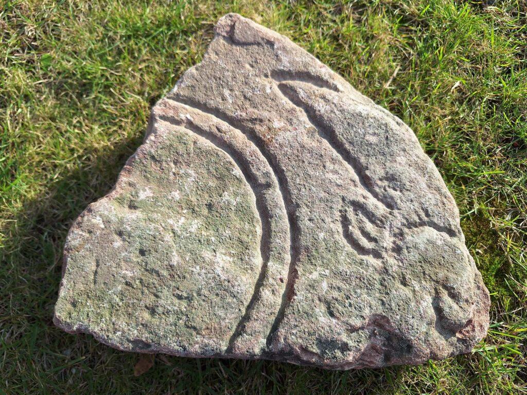 Suède - Le 6ème fragment de pierre runique découvert dans le mure d'enceinte du cimetière de l'église d'Estuna - Photo: Laila Kitzler Åhfeldt