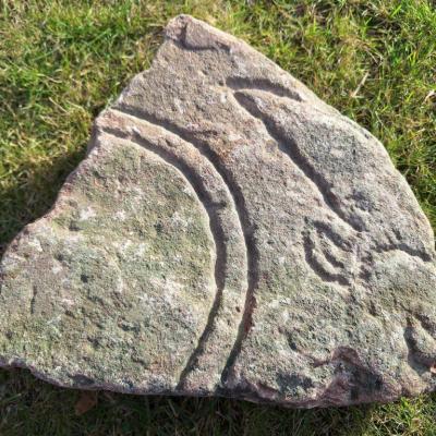 Suède - Le 6ème fragment de pierre runique découvert dans le mure d'enceinte du cimetière de l'église d'Estuna - Photo: Laila Kitzler Åhfeldt