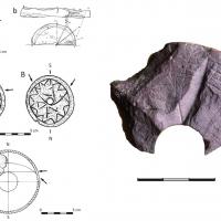 Ukraine - Disques reconnus à ce jour en bois (a-c), en pierre (b) et en os de baleine (d) par Antowska-Gorączniak -  Disque en pyrophyllite de Liubech - Photo O. Veremeychyk